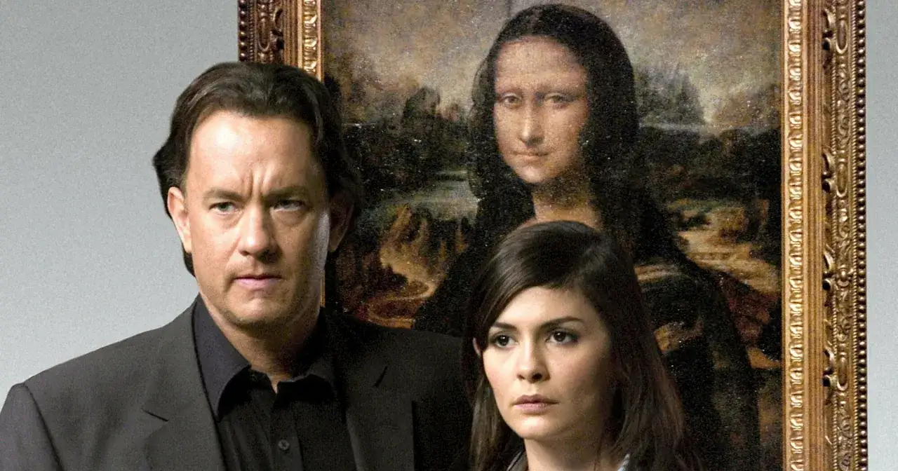 Tom Hanks i Audrey Tautou, główni aktorzy z filmu Kod da Vinci, stoją przed obrazem Mona Lisa.