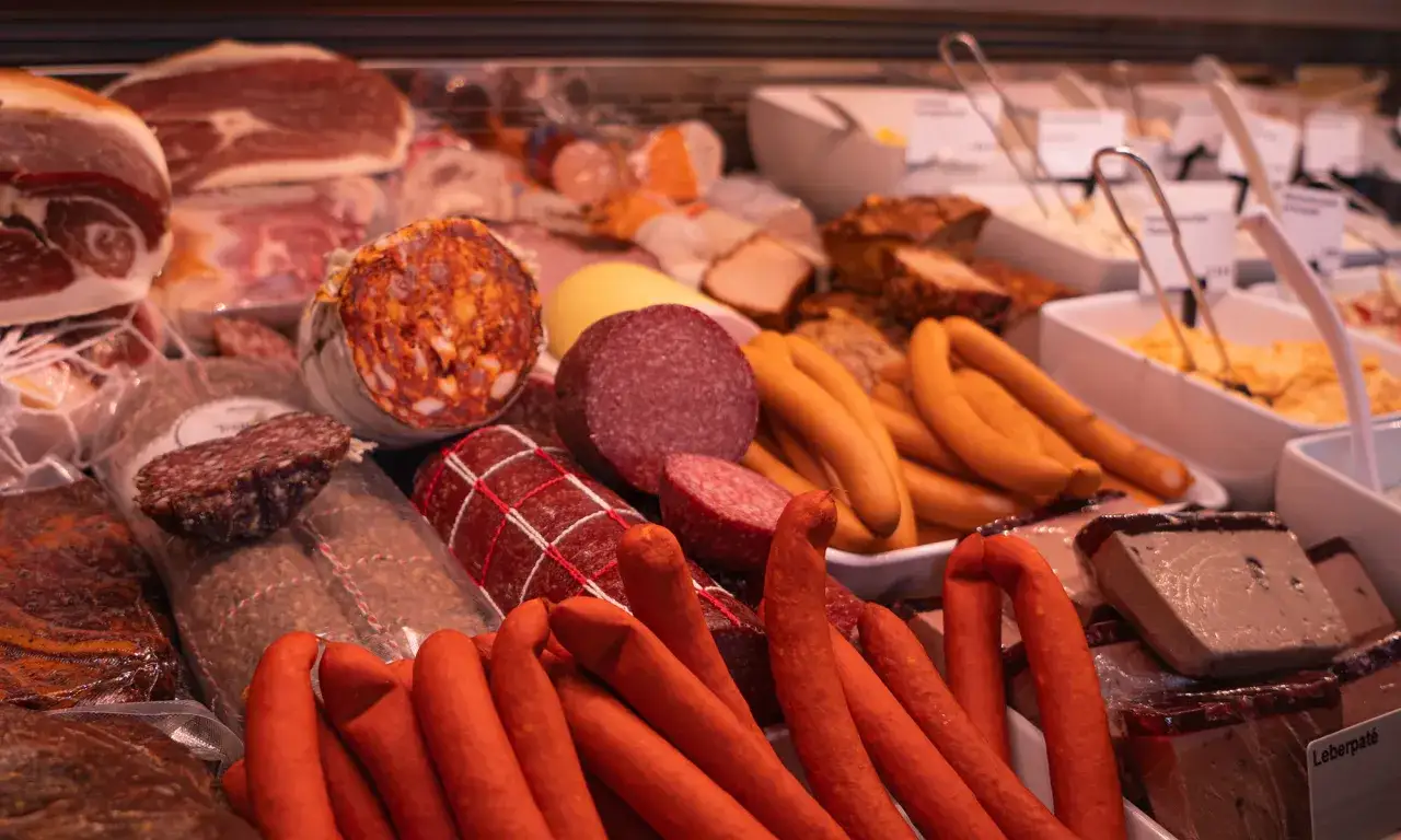 Vielfalt an Wurstwaren: Salami, Schinken, W&uuml;rstchen und Leberpastete. Die korrekte **Salsiccia Aussprache** ist ein Genuss f&uuml;r Feinschmecker.
