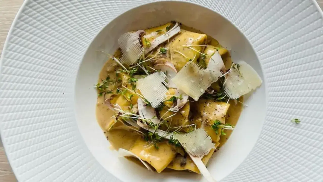 Ravioli med kr&auml;mig svamps&aring;s, toppad med parmesan och f&auml;rska &ouml;rter. En h&auml;rlig ravioli fyllning som sm&auml;lter i munnen.