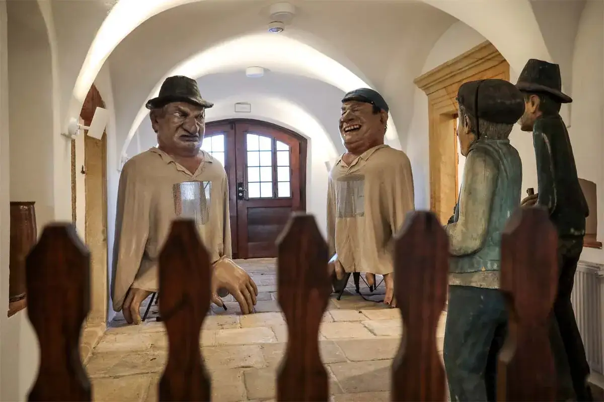 W muzeum Kargula i Pawlaka figury bohaterów wita zwiedzających.