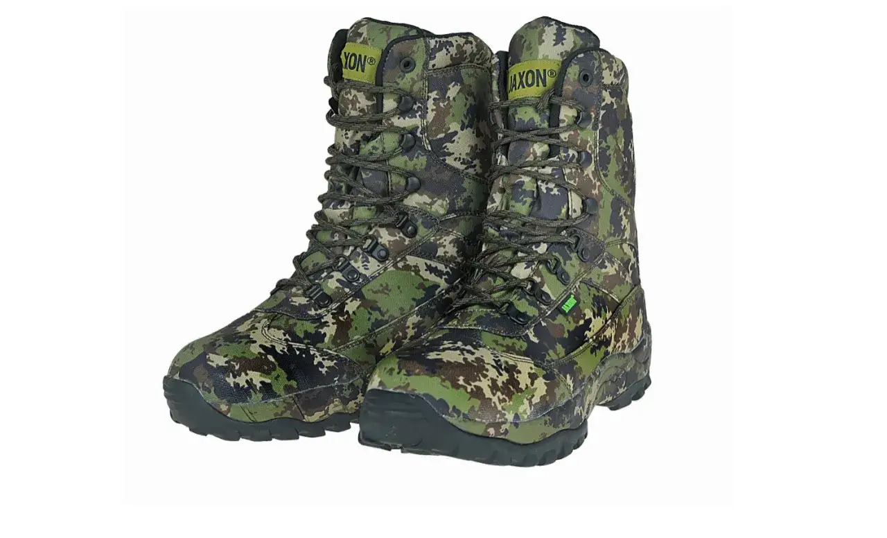 Solidne buty Jaxon w kamuflażu, idealne na ryby. Wysokie, sznurowane, zapewniające komfort i stabilność.
