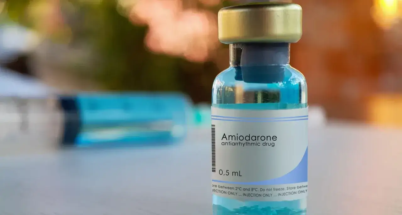 Ampulle mit Amiodaron, einem Medikament gegen Herzrhythmusstörungen. Mögliche amiodaron nebenwirkungen sind ein wichtiger Aspekt bei der Behandlung.