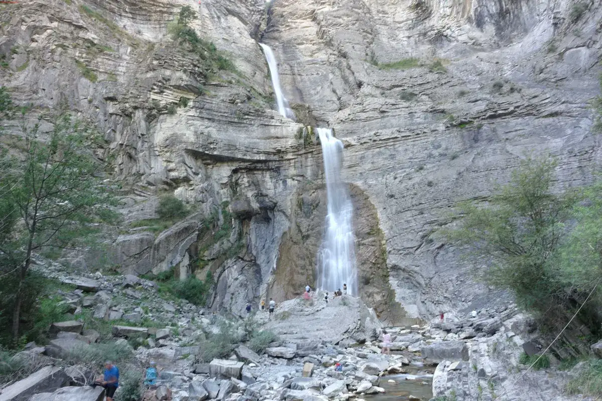 Cascada de Broto, ideal para disfrutar en familia. Descubre qué hacer en Broto con niños: senderismo, naturaleza y aventura.