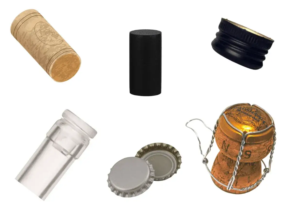 Olika korkar och kapsyler, som en korkskruv för hår, en svart cylinder, en skruvkapsyl, en glasbit och en champagnekork med metalltråd.
