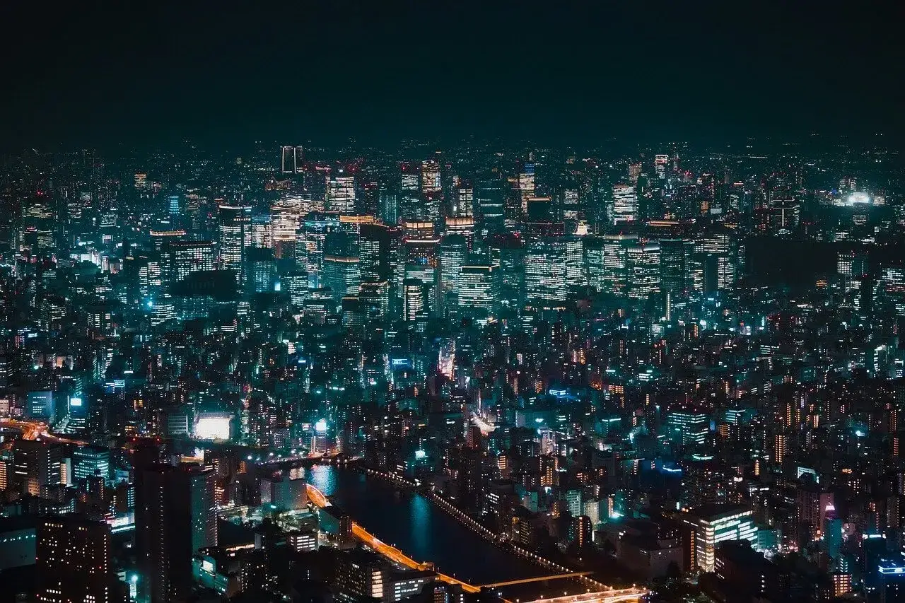 Nocny krajobraz Tokio, pełen rozświetlonych wieżowców i ulic. Idealne miejsce, by odkryć, co warto zobaczyć w Tokio.