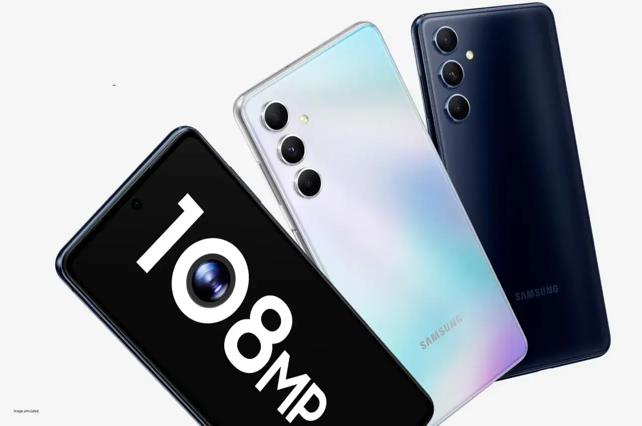 Trzy telefony Samsung, jeden z ekranem 108MP, biały z tęczowym połyskiem i granatowy.