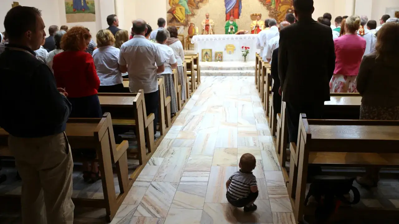 Dziecko w kościele z rodzicami, różne grupy wiekowe
