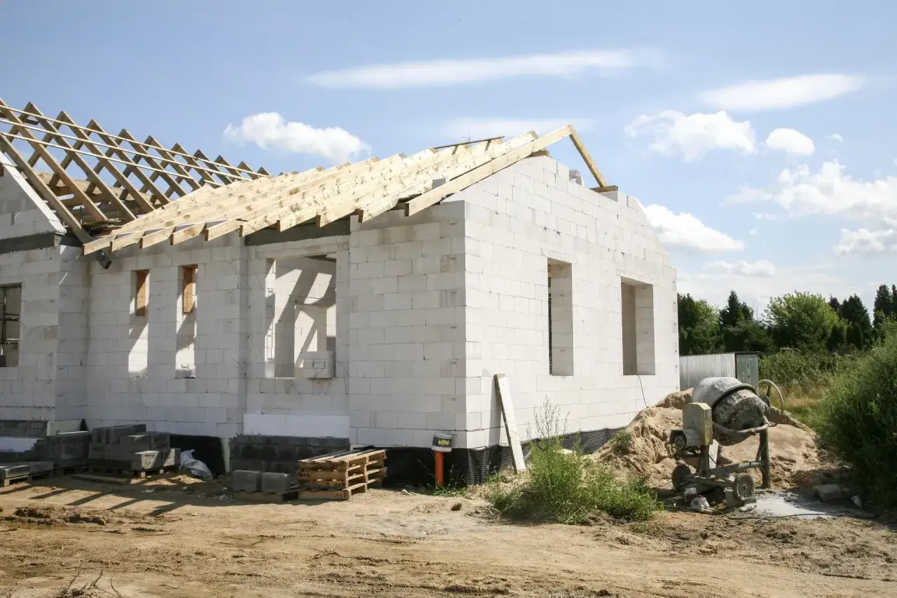 Budowa domu z bloczków, trwa montaż więźby dachowej. Czy lepszy cement 32,5 czy 42,5?