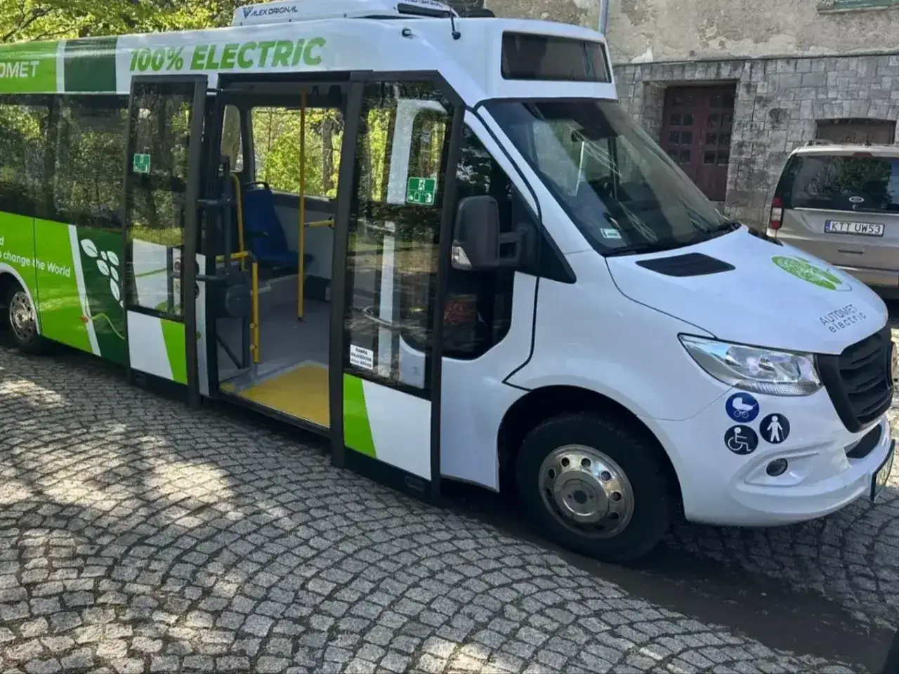 Nowy, zielono-biały, elektryczny bus na Morskie Oko. Ekologiczny transport dla turystów.