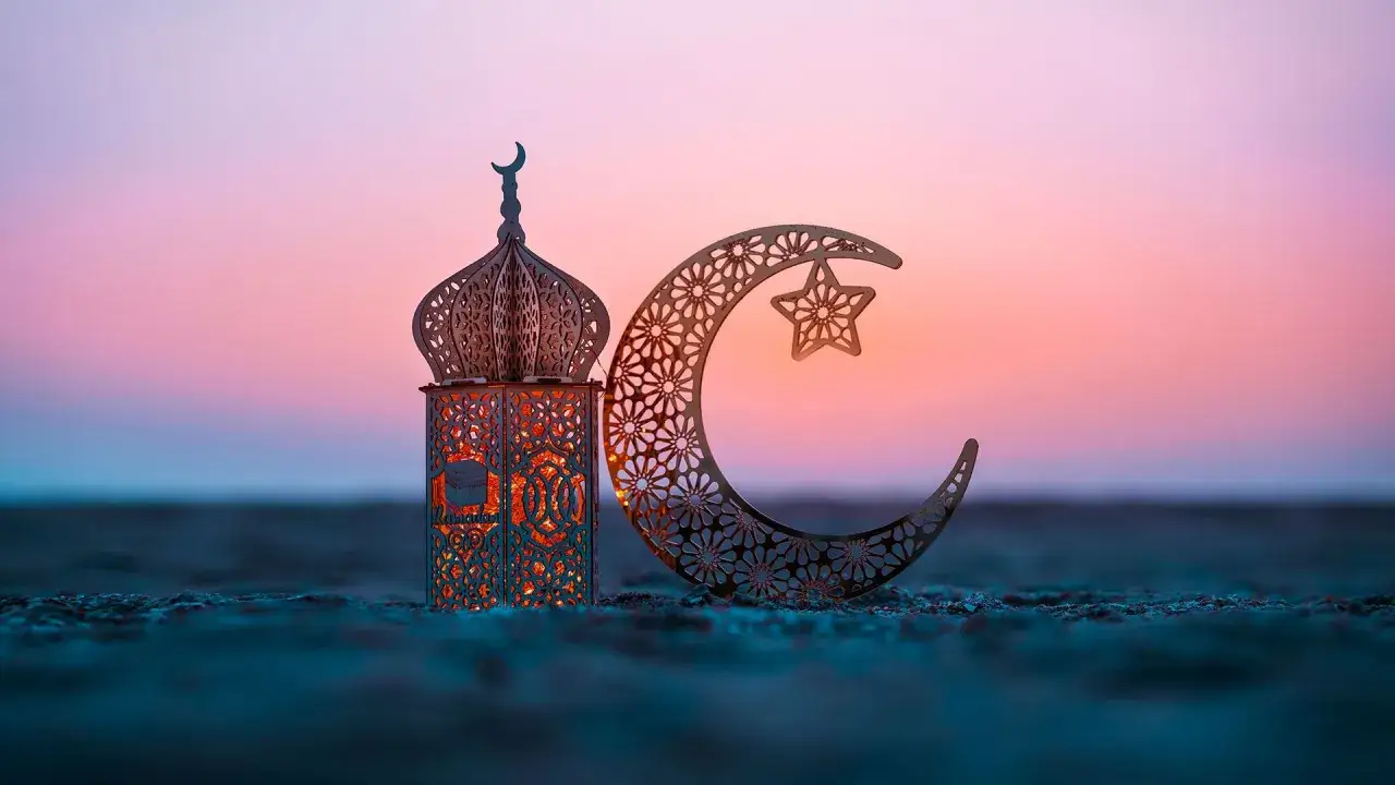 Ramadan-Laterne und Halbmond mit Stern im Abendrot. Wann ist Ramadan?