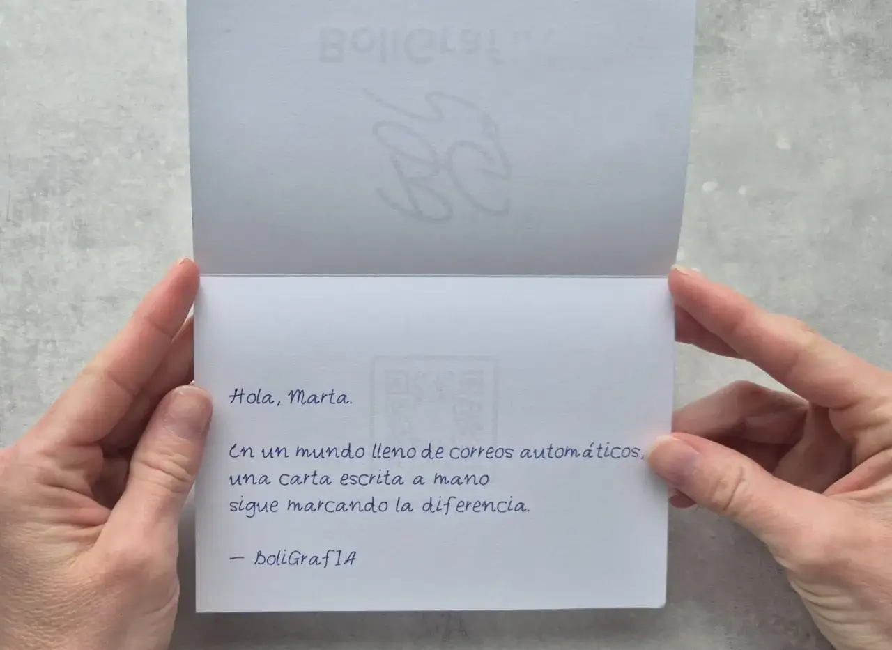 Manos sostienen una carta de agradecimiento a una persona especial. El texto dice: 