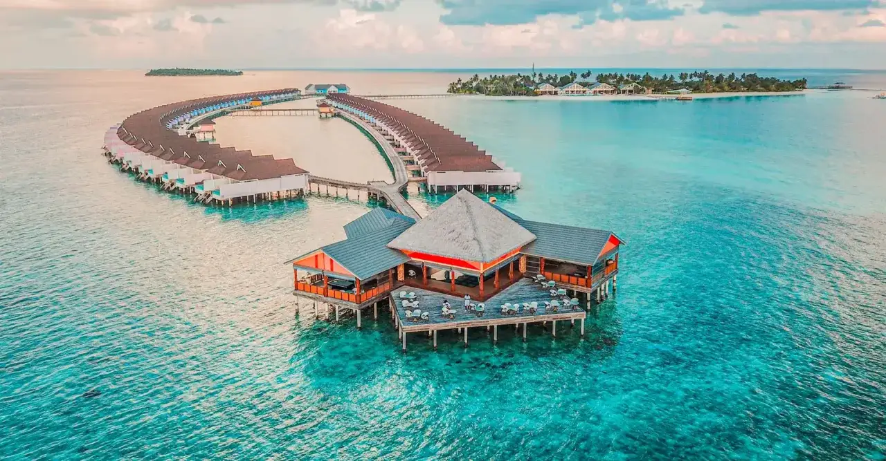 Maldiwy: wakacje marzeń, gdzie turkusowa woda otacza luksusowe bungalowy. Idealne miejsce na relaks i zapomnienie o troskach.