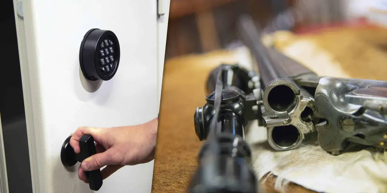 En hand öppnar ett vapenskåp med kodlås. Bredvid syns ett gevär. Frågan är hur många vapen man får ha.