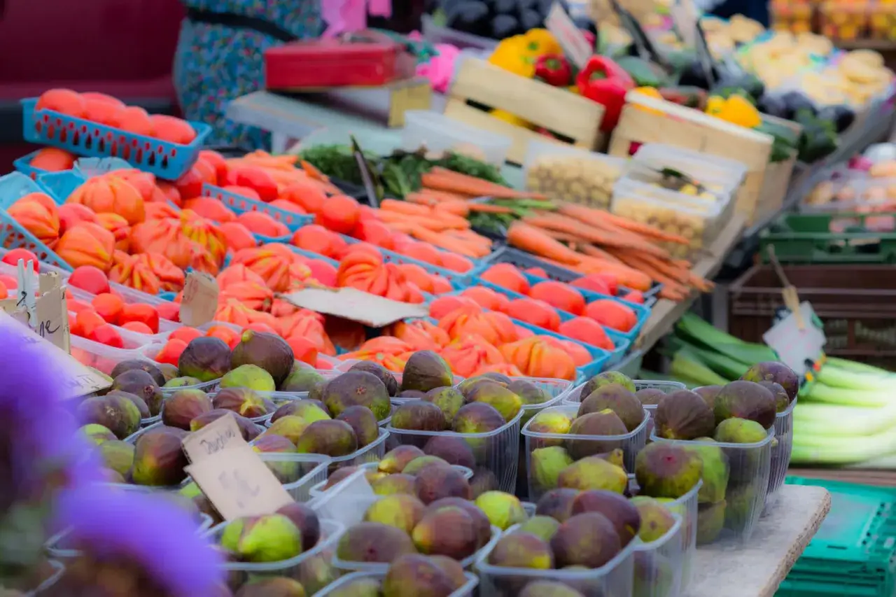 Figues et tomates, une sp&eacute;cialit&eacute; culinaire du Luberon, pr&eacute;sent&eacute;es sur un march&eacute;.
