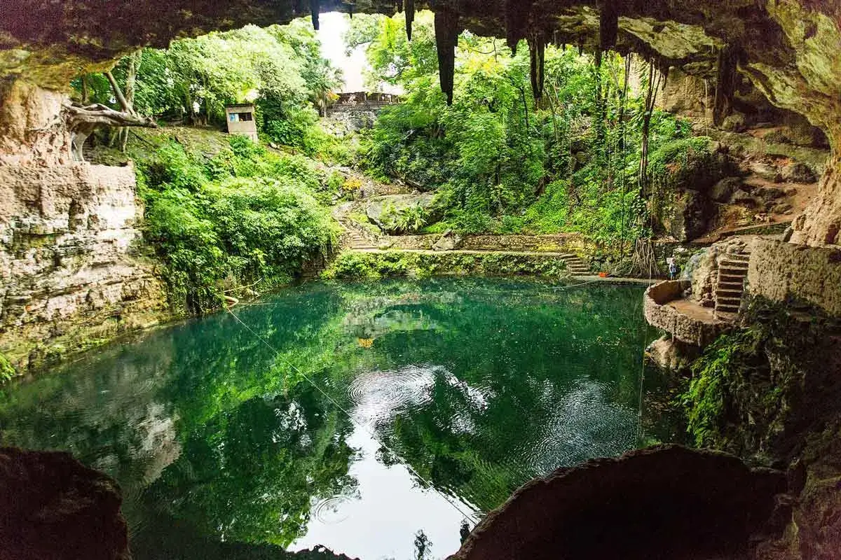 L'incantevole cenote Zaci, con le sue acque smeraldine e la vegetazione lussureggiante, invita a un tuffo rinfrescante.