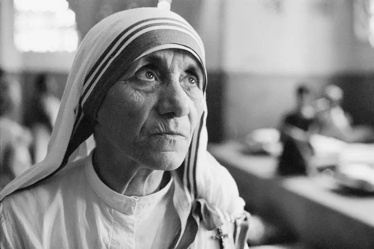Mutter Teresa, ein kurzer Lebenslauf: Ihr Blick voller Mitgefühl, ein Symbol für Nächstenliebe.