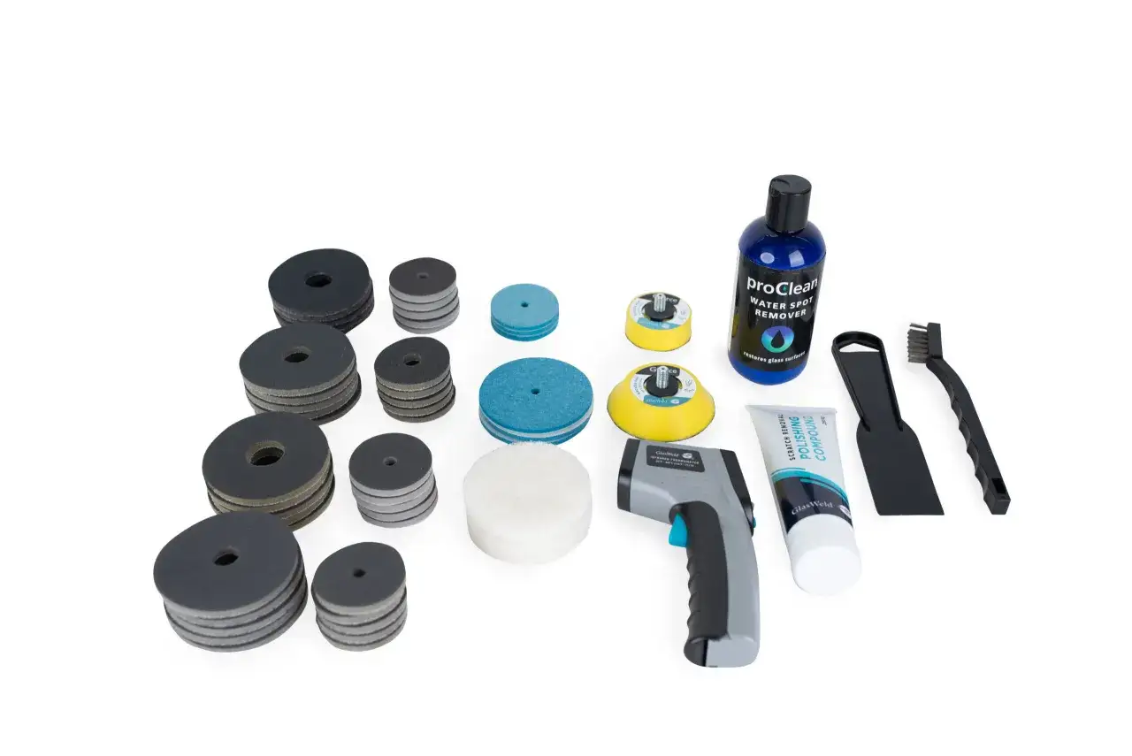 Werkzeugset zur Glasaufbereitung: Polierpads, Wasserfleckentferner, Polierpaste und Infrarot-Thermometer helfen, **Kratzer aus Glas entfernen** zu lassen.