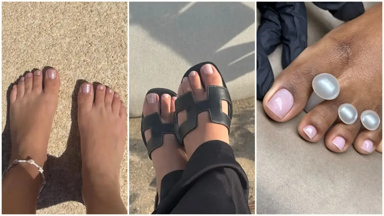 Trzy ujęcia stóp z modnym, jasnoróżowym pedicure. Widać paznokcie pomalowane na delikatny kolor, niektóre z subtelnym brokatem.