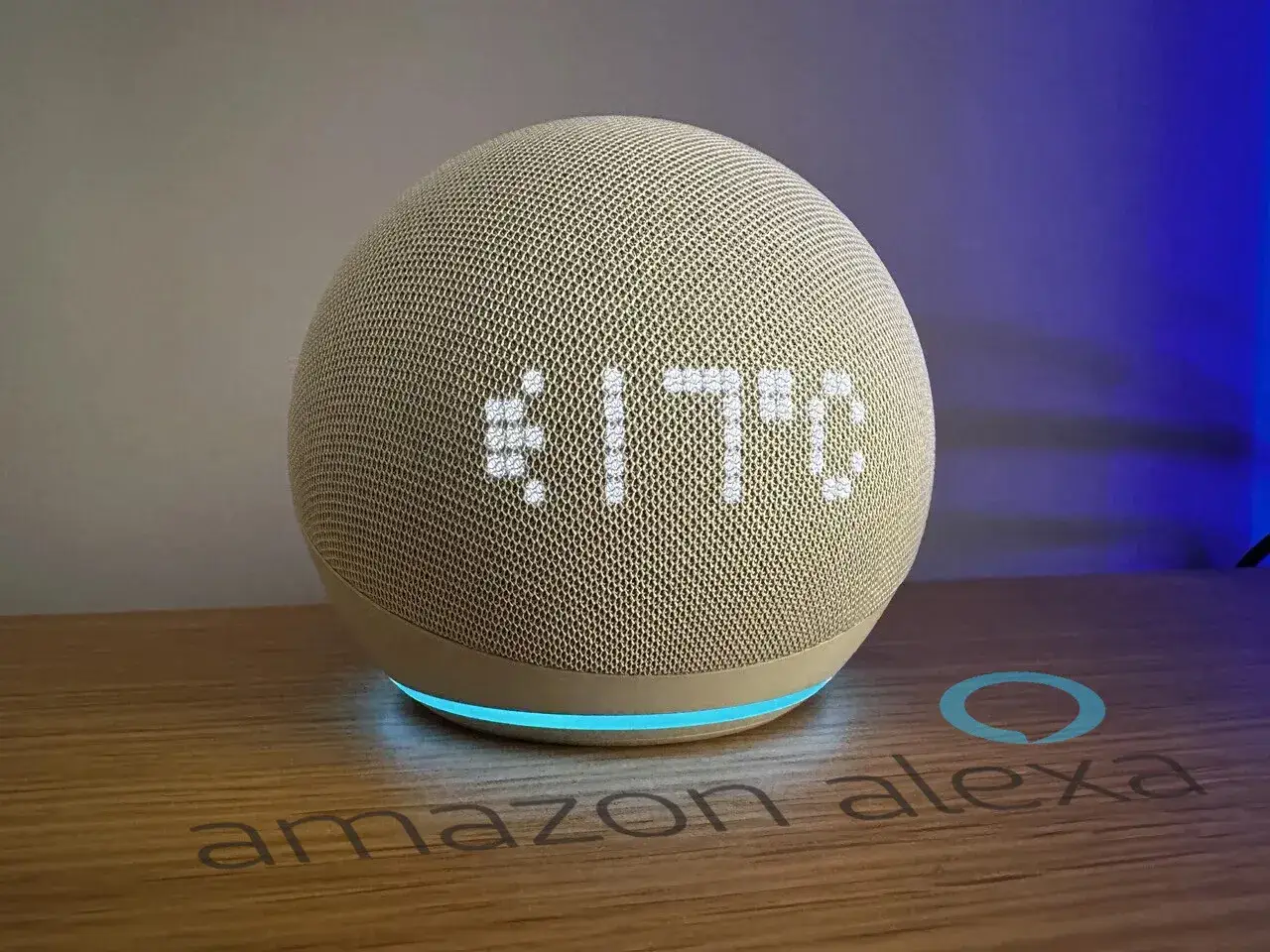 Altavoz esférico con pantalla LED mostrando la hora, parte de un sistema de domótica Alexa.