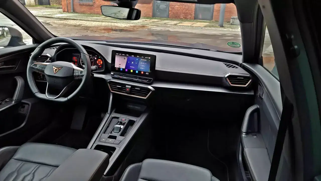 Nowoczesne wnętrze Cupra Formentor z dużym ekranem dotykowym i sportową kierownicą.