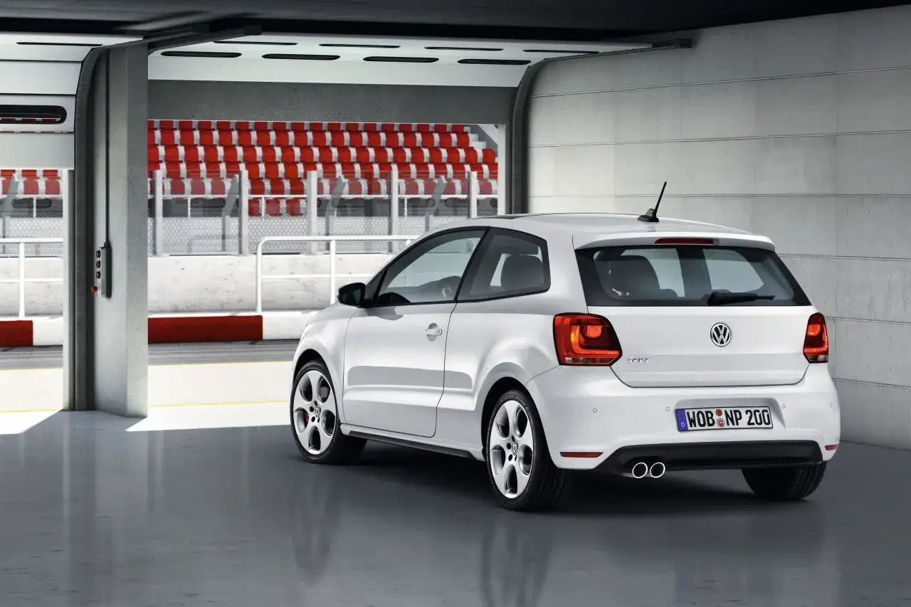 Biały Volkswagen Polo 6R GTI gotowy do wyjazdu na tor wyścigowy.