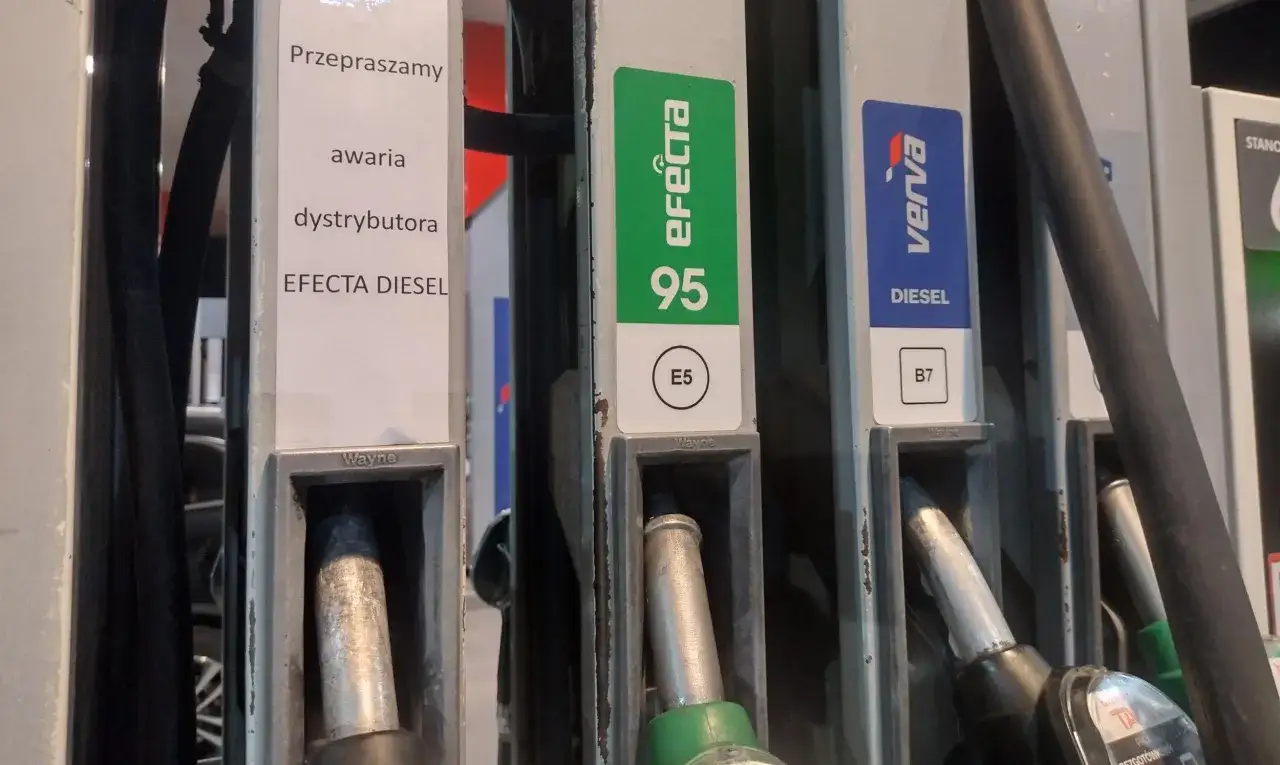 Dwa dystrybutory paliwa: jeden z zieloną etykietą 