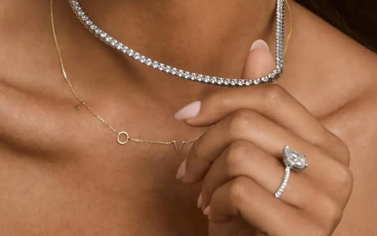 Collana d'oro con lettere 