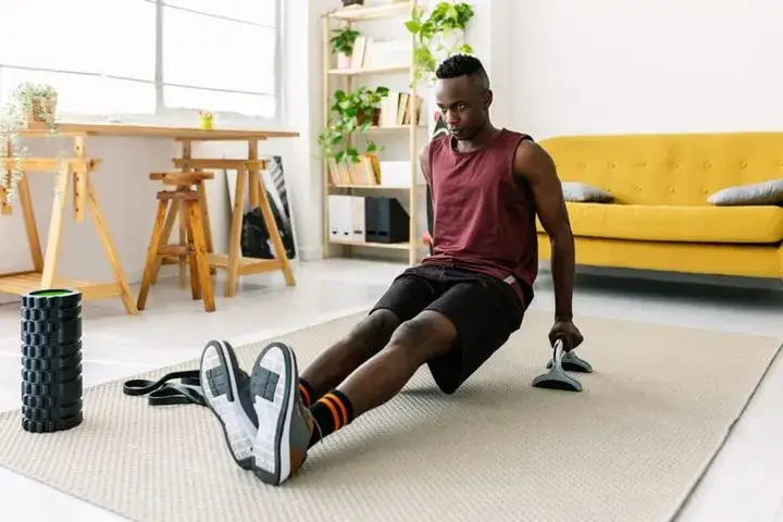 Osoba wykonująca trening HIIT w domu