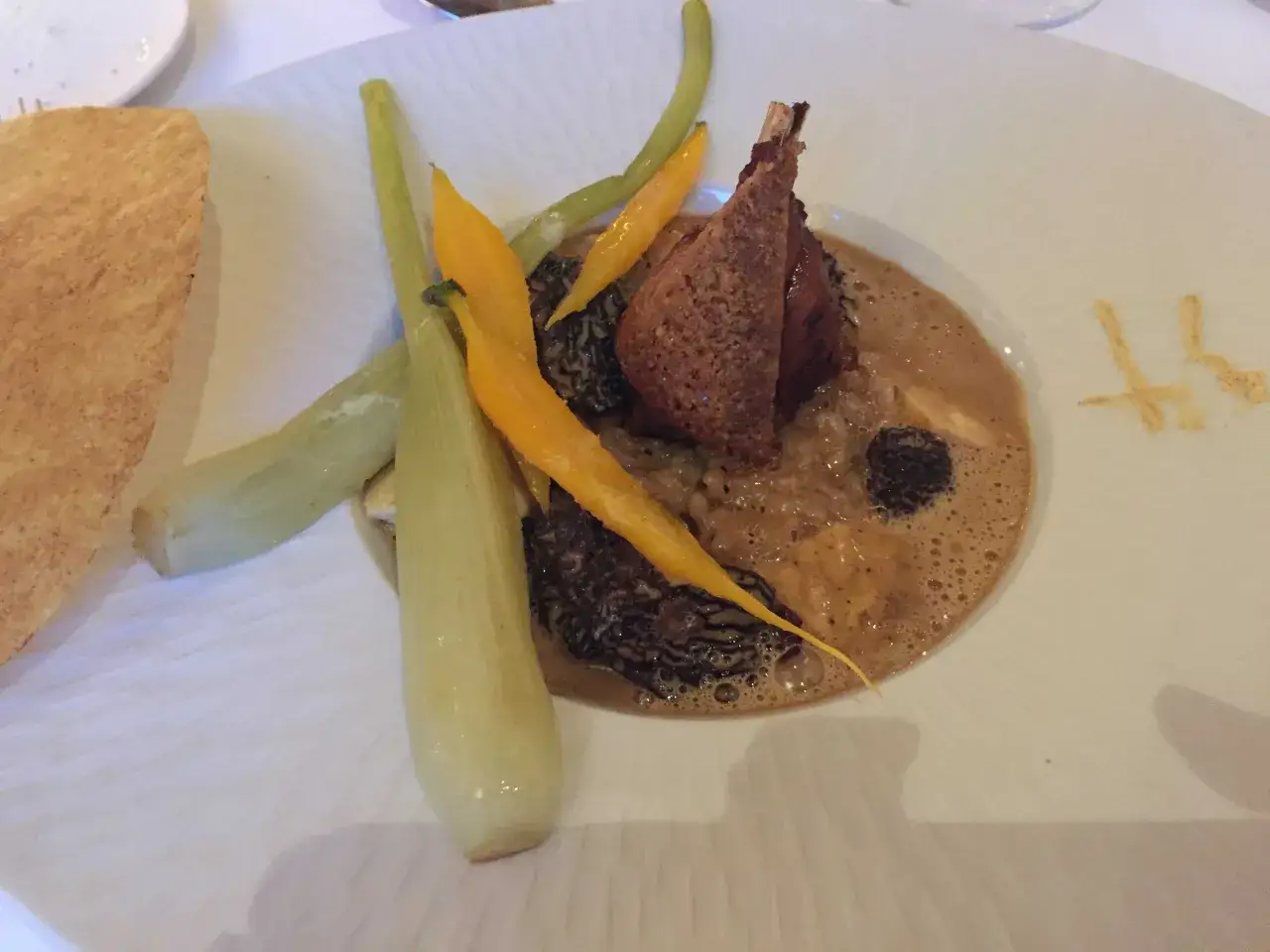 Un plat gastronomique avec des volailles croustillantes, des morilles, des l&eacute;gumes verts et jaunes, le tout napp&eacute; d'une sauce onctueuse. Un d&eacute;lice pour accompagner un bon vin.