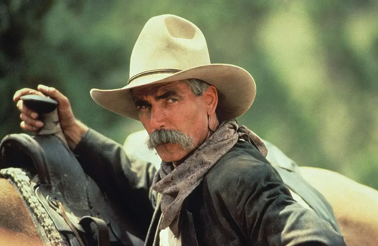 Sam Elliott i westernhatt och scarf, redo för nya filmer och tv-program. Hans ikoniska mustasch är redo för äventyr.