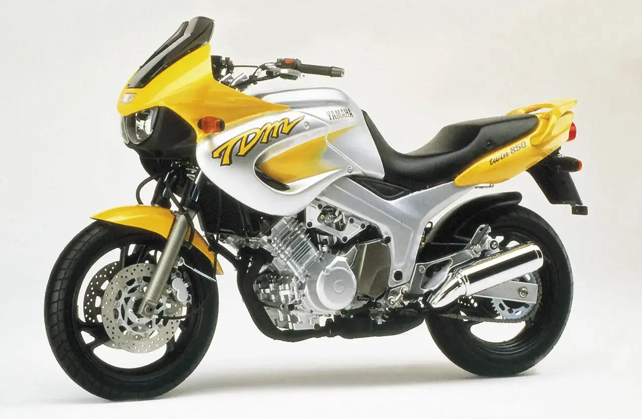 Żółto-srebrny motocykl Yamaha TDM 850 z charakterystycznym napisem 