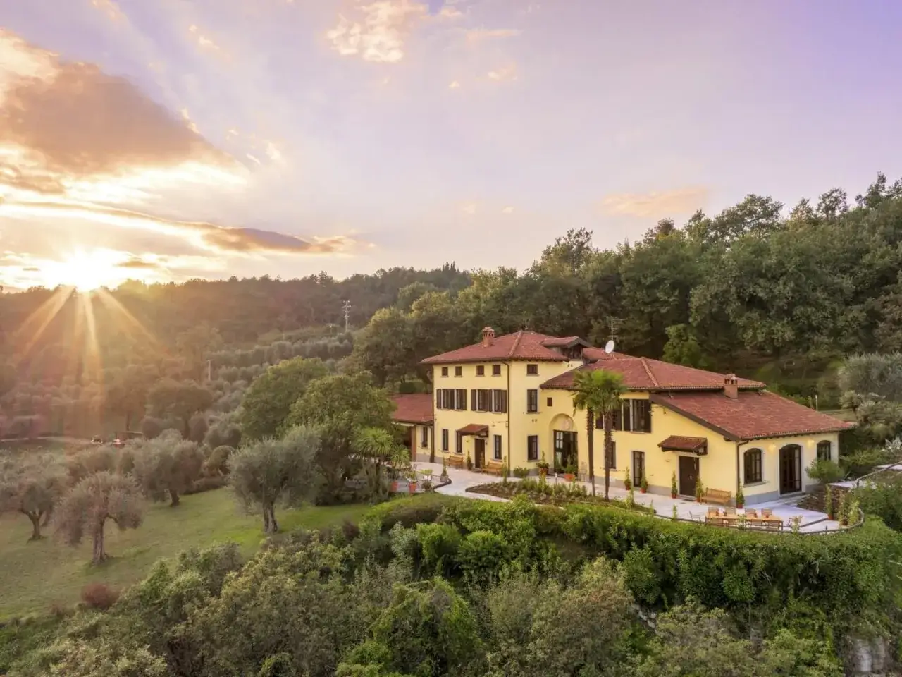 Villa jaune baign&eacute;e de soleil, entour&eacute;e d'oliviers et de verdure. Un havre de paix pour un agritourisme lac de Garde inoubliable.