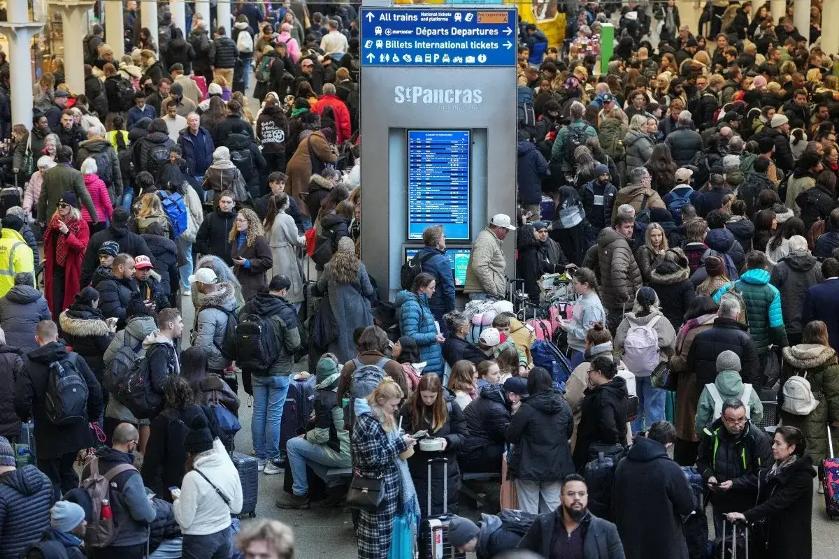 Tłum podróżnych w St Pancras, czekających na pociąg pod Kanałem La Manche.