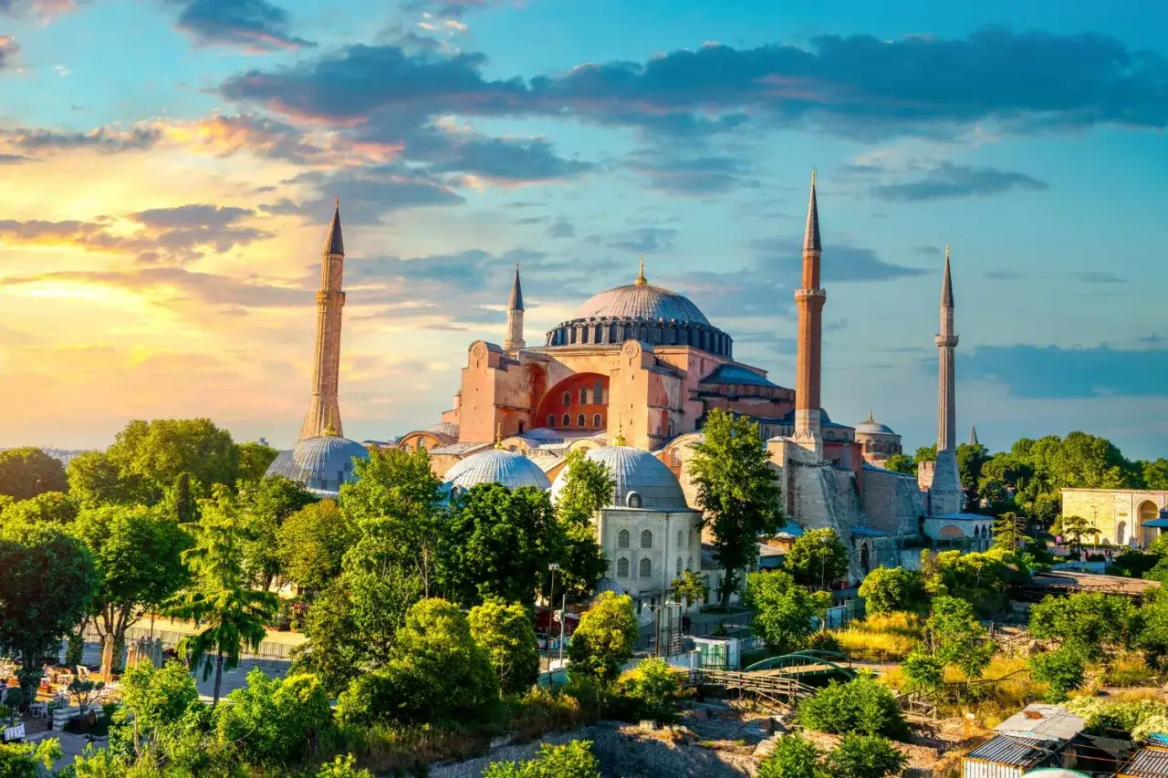 Majestatyczna Hagia Sophia w Stambule, idealna na stambuł wycieczki 4 dni. Zachód słońca maluje niebo nad kopułami i minaretami.