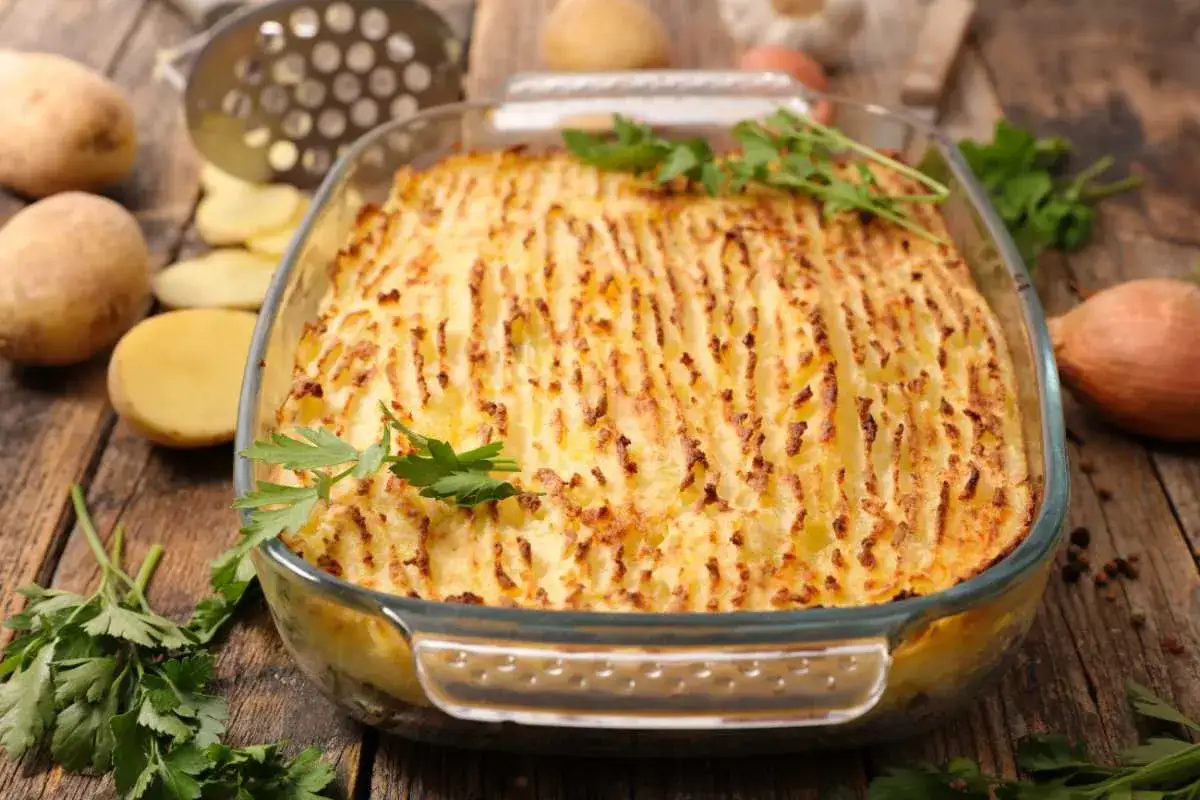 Un delicioso parmentier que es un pastel de carne cubierto con puré de patatas gratinado, listo para servir.