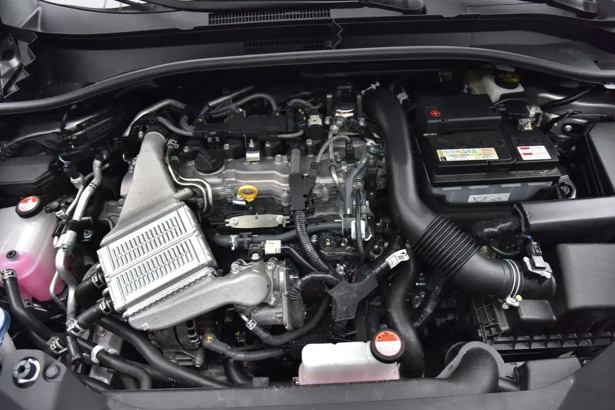 Silnik Toyoty 1.2 turbo, z widocznym intercoolerem i akumulatorem. Czas na przegląd, by uniknąć awarii.