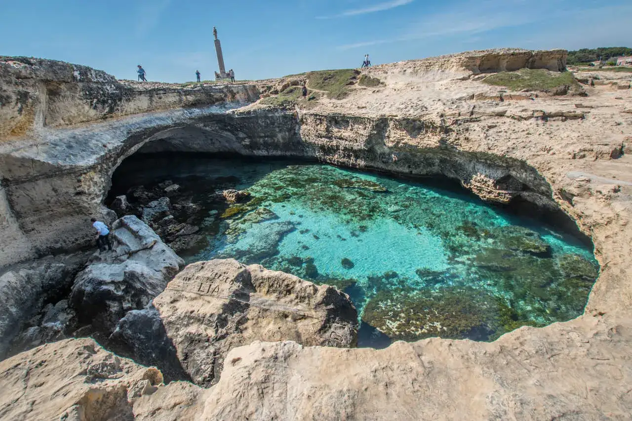 La Grotta della Poesia, un gioiello pugliese, con le sue acque cristalline e la roccia scolpita dal tempo.