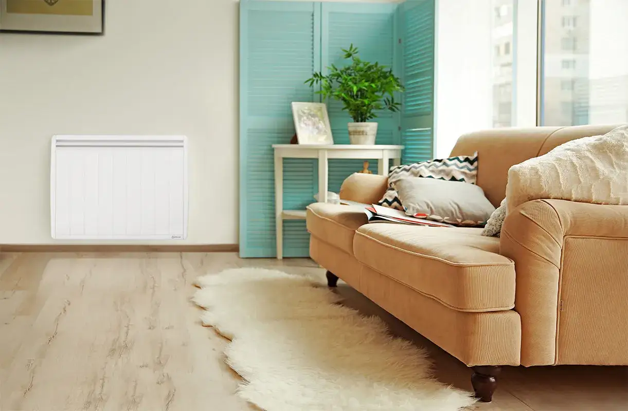 Un salon cosy avec un radiateur fonte ou c&eacute;ramique blanc mural, un canap&eacute; beige et un tapis shaggy.