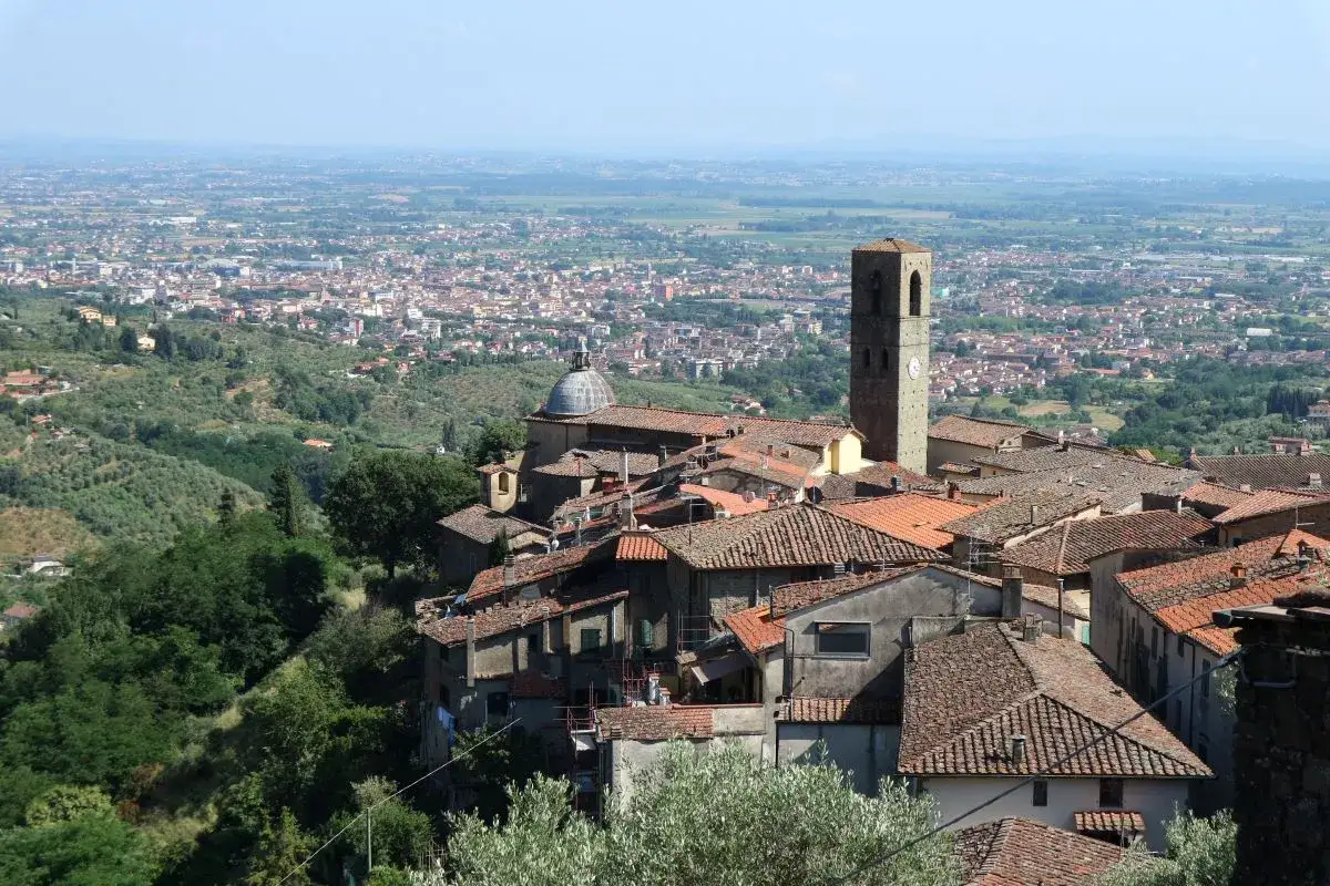 Panoramica di Montecatini Alto, con il suo campanile e le case con i tetti rossi, che domina la valle sottostante. Un luogo incantevole da scoprire.