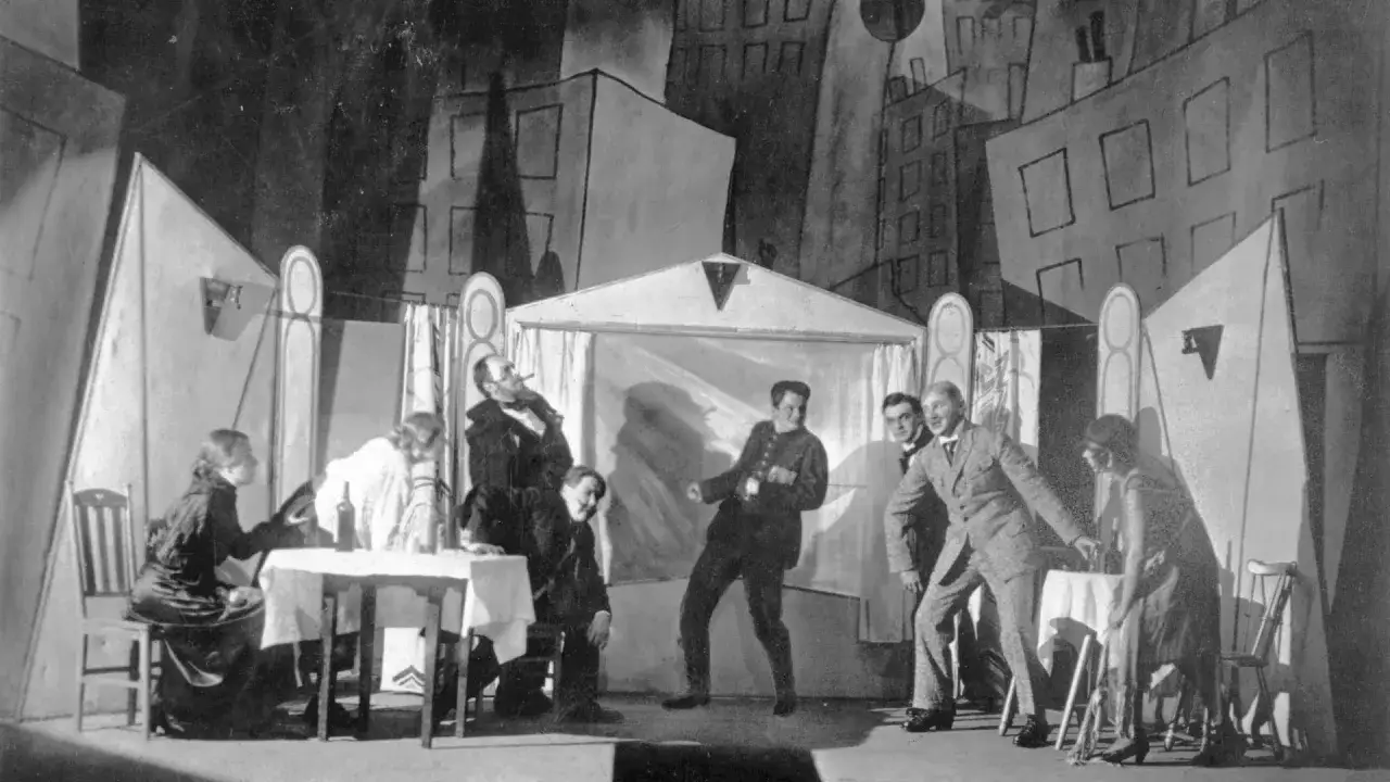 Bühnenszene mit Schauspielern, die eine Szene mit dem Titel