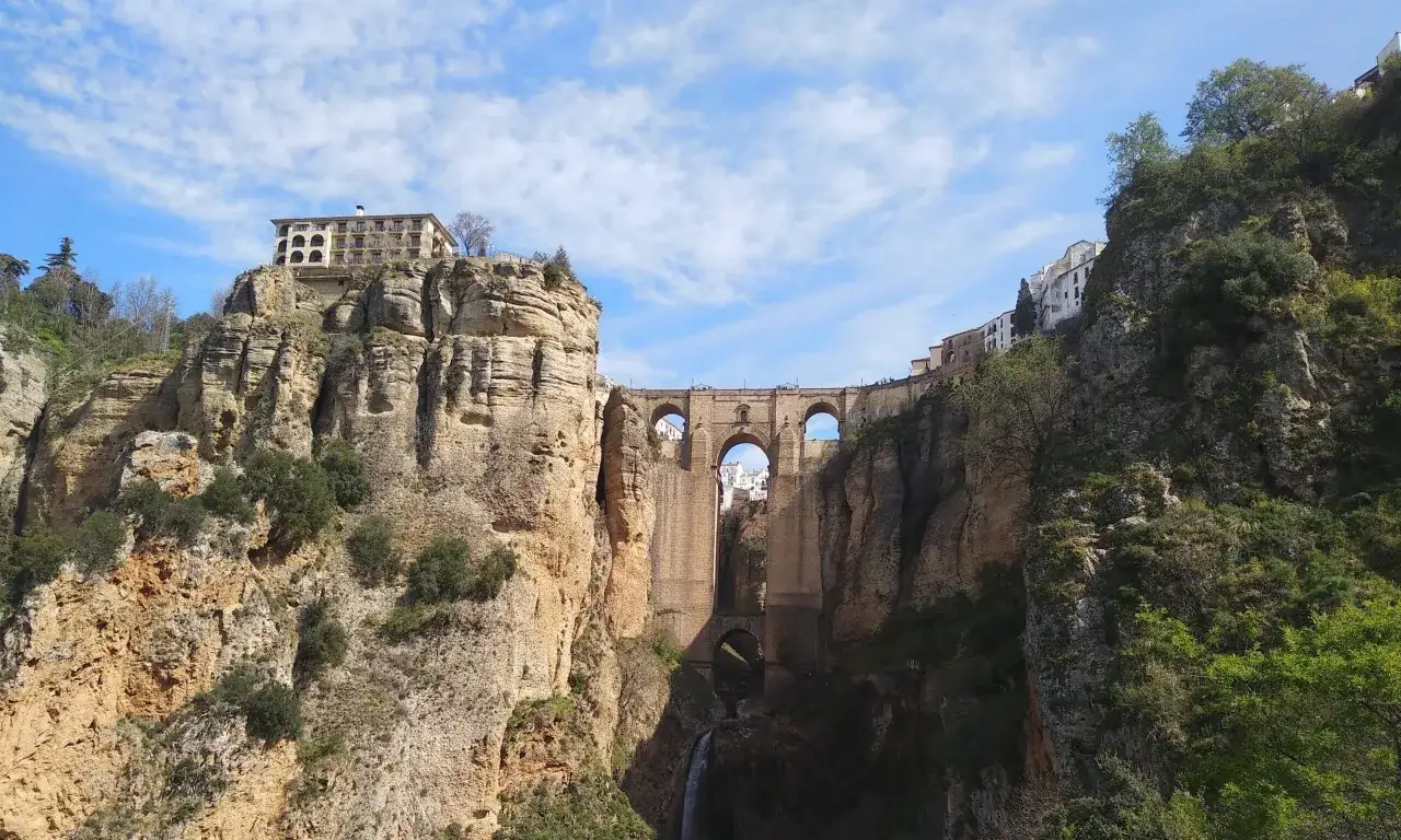 El Puente Nuevo cruza el impresionante tajo de Ronda, conectando las casas blancas en lo alto de los acantilados.