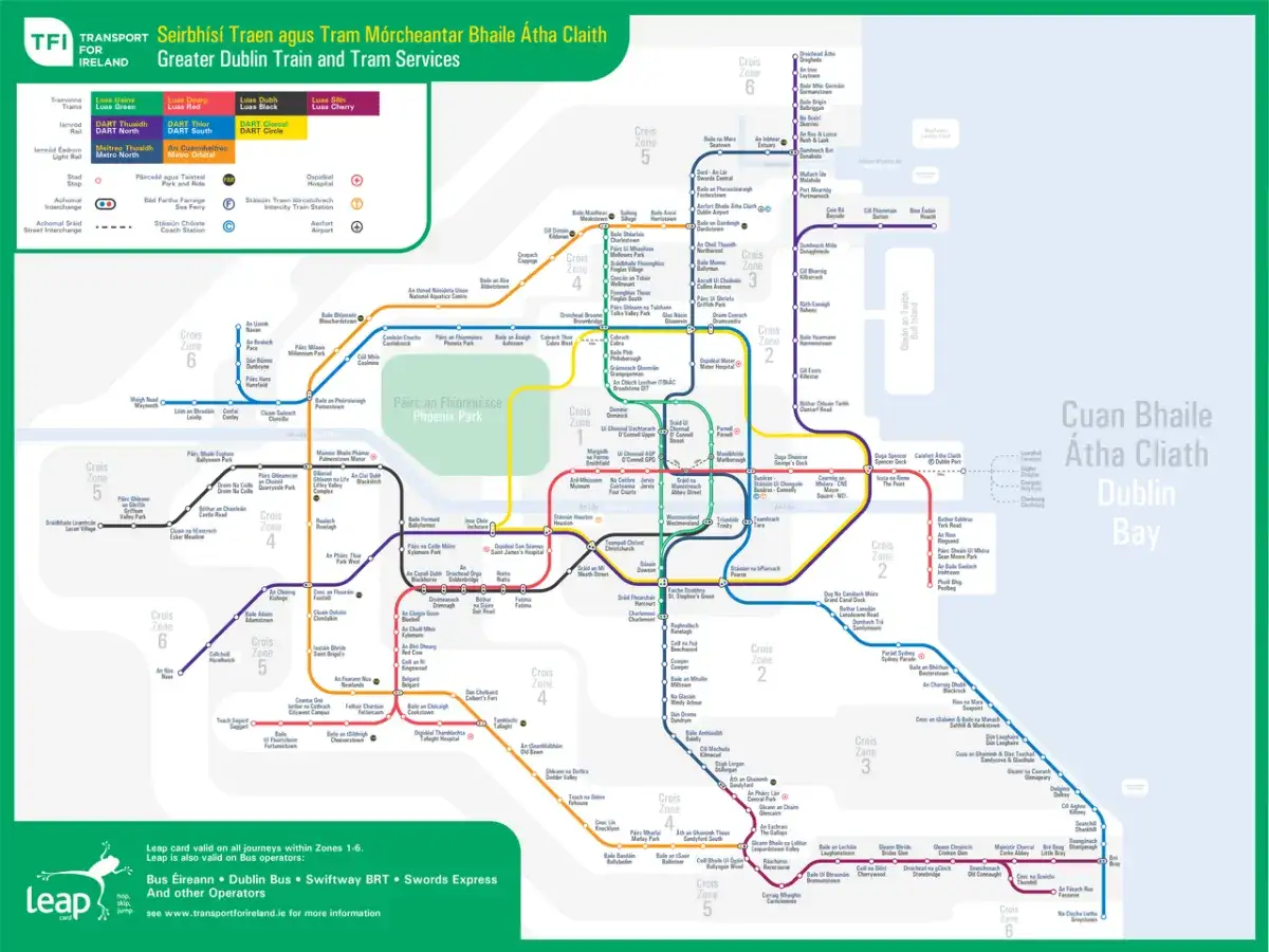 Fahrplan f&uuml;r Z&uuml;ge und Trams in Dublin. Die Karte zeigt die verschiedenen Linien und Zonen des &ouml;ffentlichen Nahverkehrs in Dublin, einschlie&szlig;lich DART, Luas und Metro.