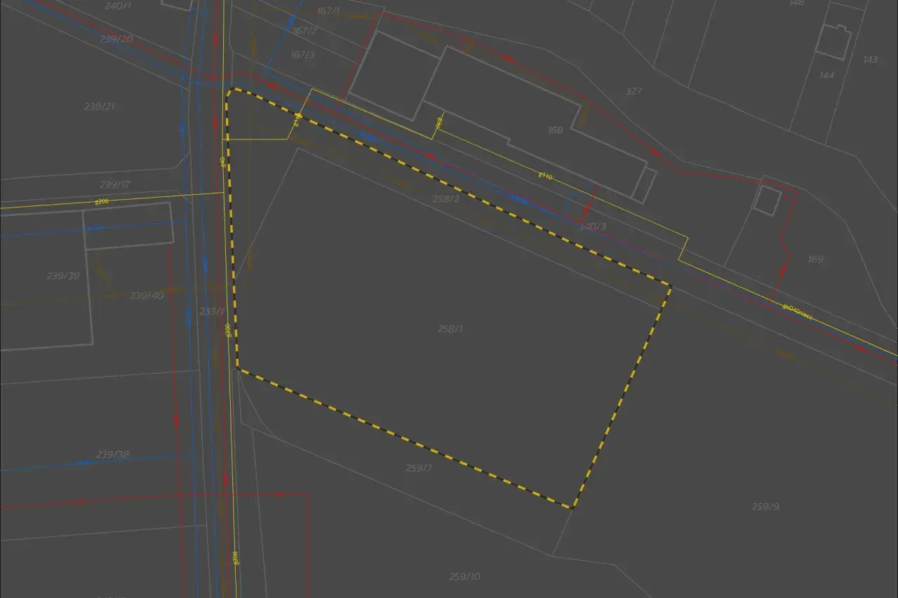 Mapa geodezyjna z zaznaczonymi działkami i infrastrukturą. Jak sprawdzić gdzie idzie gaz? Linie wskazują przebieg sieci.