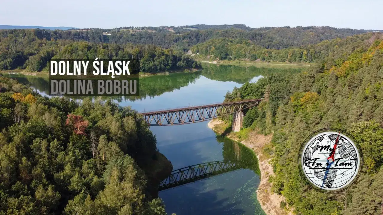 Malowniczy krajobraz Dolnego Śląska, gdzie woda jeziora odbija stalowy most kolejowy. Odkryj atrakcje Doliny Bobru!