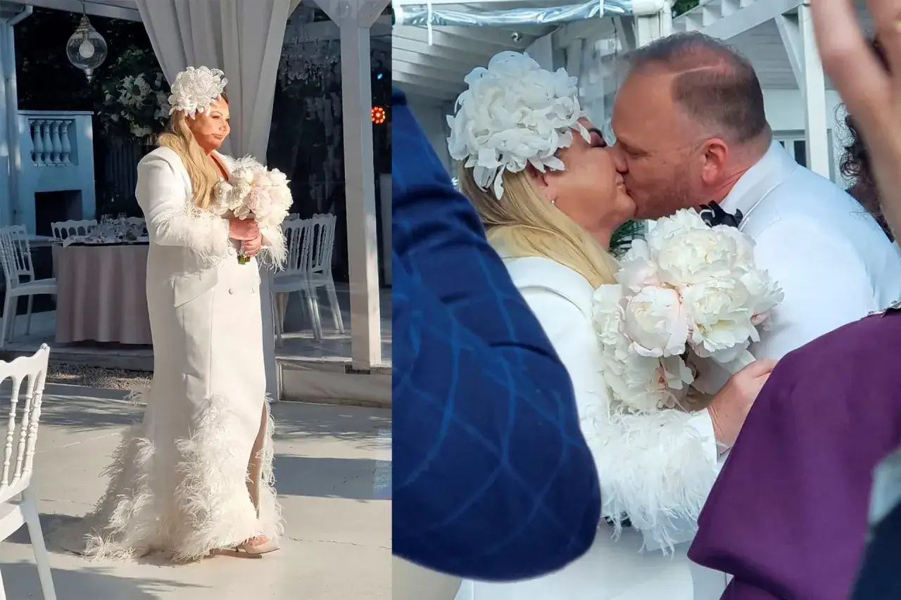 Tomasz Kammel ślub. Panna młoda w białej sukni z piórami i bukietem, całuje pana młodego.
