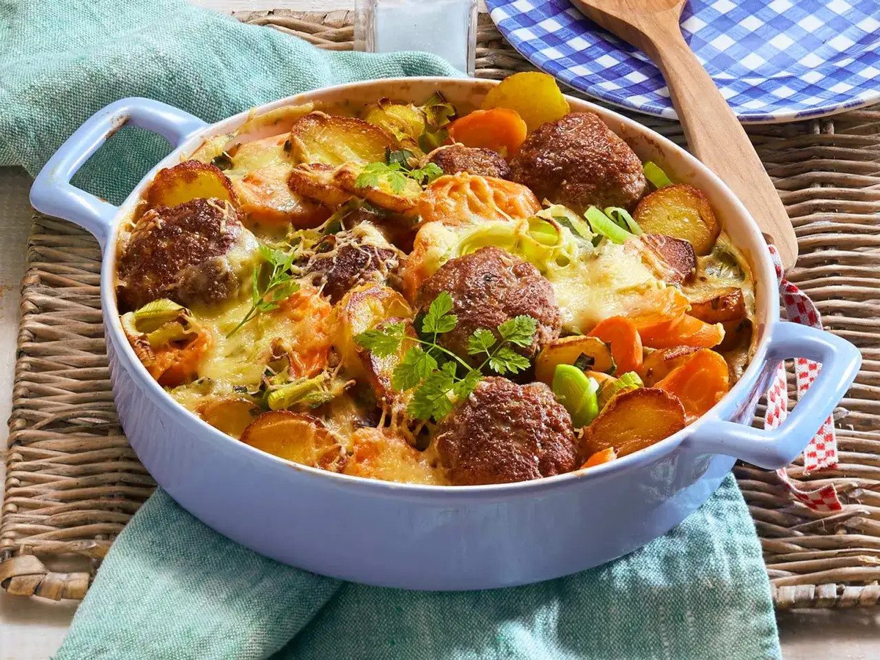 Herzhafte Hackfleischgerichte: Frikadellen mit Kartoffeln, Lauch und Karotten, überbacken mit Käse.
