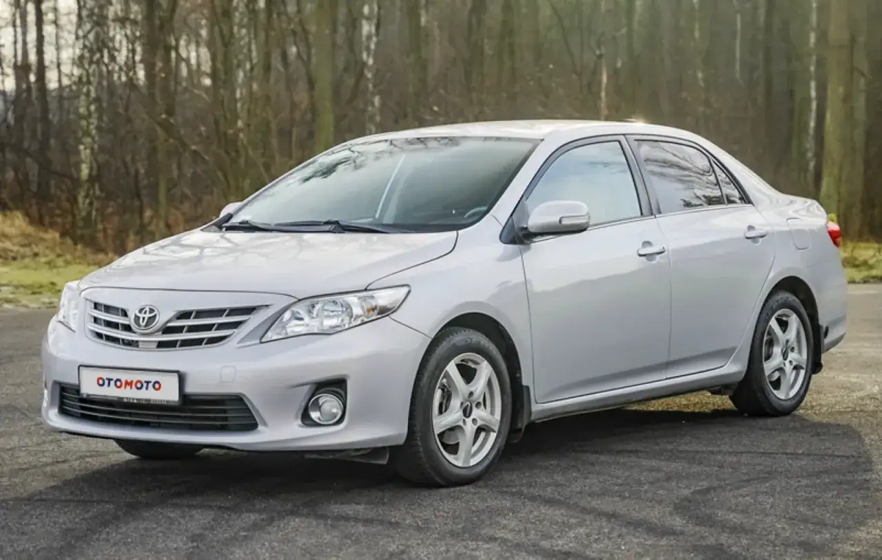 Srebrna Toyota Corolla 1.6 benzyna, gotowa na nowe przygody.