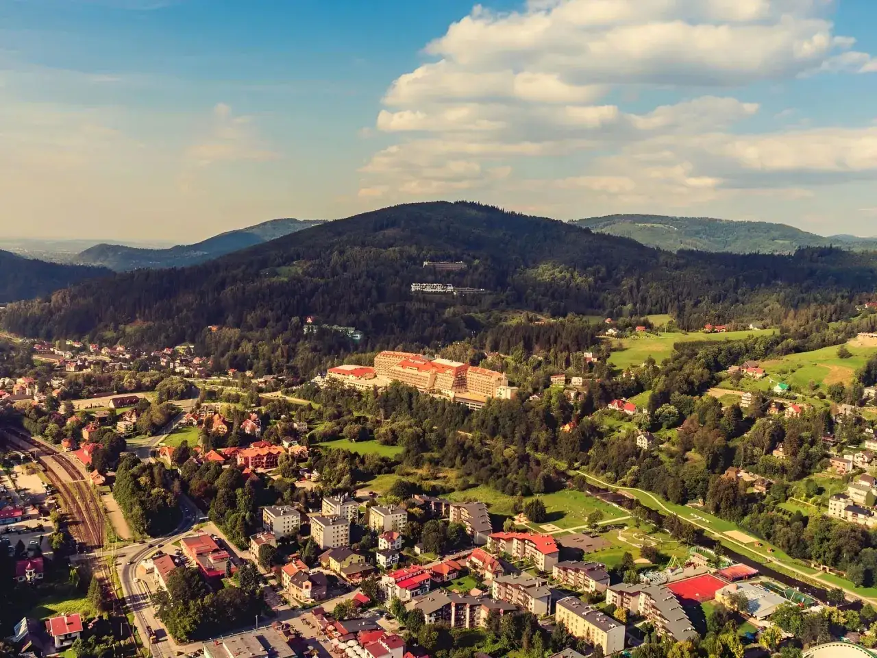 Widok z lotu ptaka na Wisłę, gdzie widać Hotel Gołębiewski. Ile gwiazdek ma hotel Gołębiewski w Wiśle? To 5 gwiazdek!