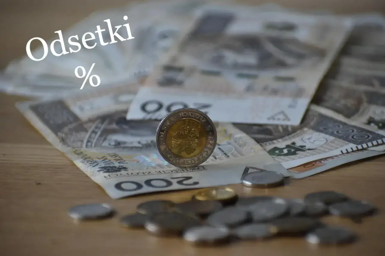 Złotówki i monety symbolizują odsetki od niezapłaconej faktury.