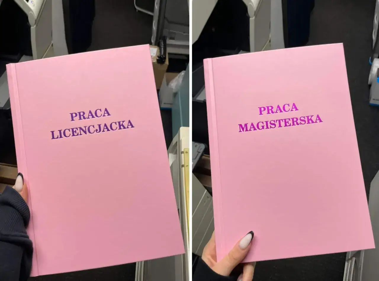 Dwie r&oacute;żowe okładki prac: licencjackiej i magisterskiej.